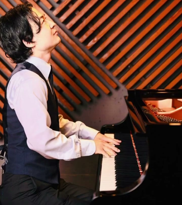 グランドピアノを演奏する黒川雄司